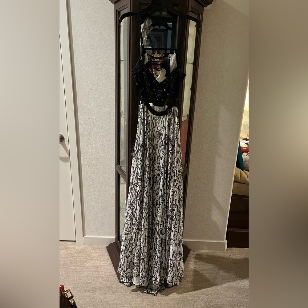 Bebe dress, beautiful long dress, good for any ocasión size 6